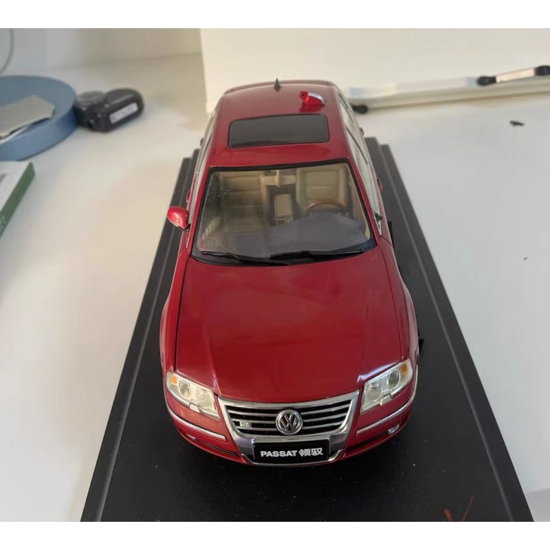 1:18 Volkswagen VW Passat go red diecast scale car model
