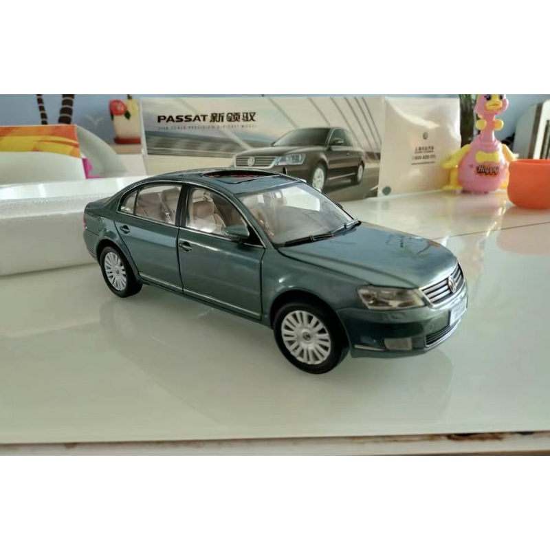 1:18 Volkswagen VW Passat V6 cyan diecast scale car model for collection