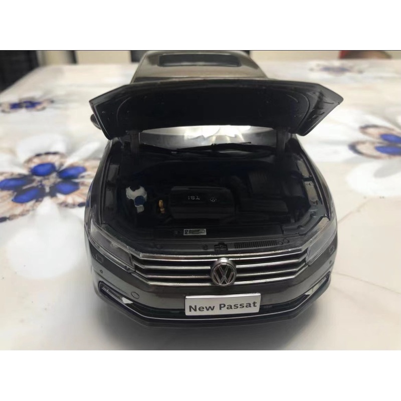 1:18 Volkswagen VW new passat scale car model miniature in brown color
