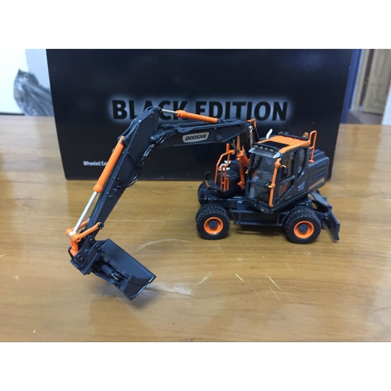 UH8138 1 50 Doosan Dx160w Wheeled Excavator Diecast Toy Model Black Limited Editon VERY RARE