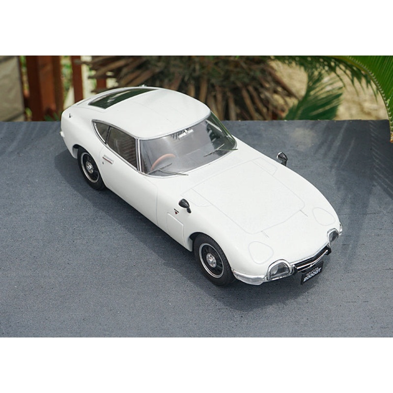 1:18 Triple 9 1967 Toyota 2000 GT Gloss Red Color metal car model White
